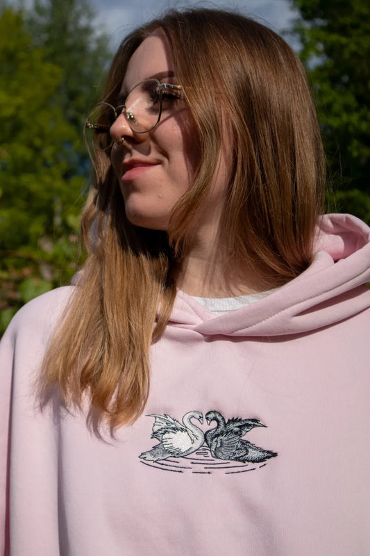 Haft białego i czarnego łabędzia