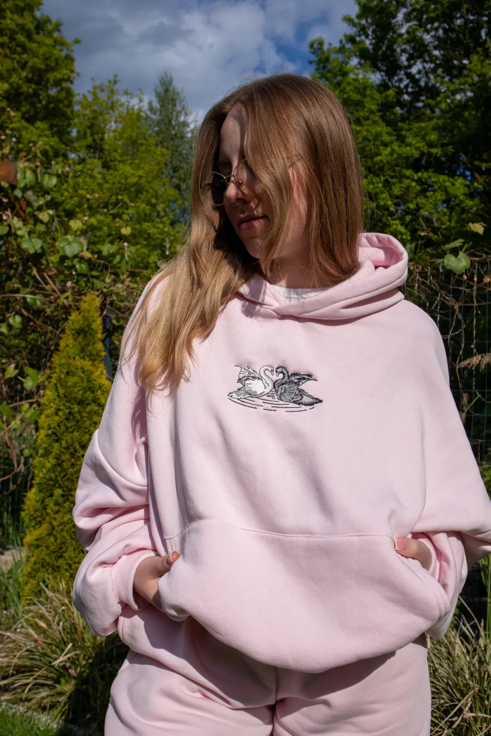 Haft białego i czarnego łabędzia