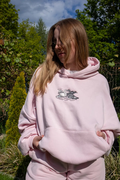 Haft białego i czarnego łabędzia