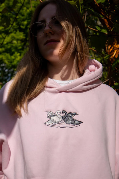 Haft białego i czarnego łabędzia