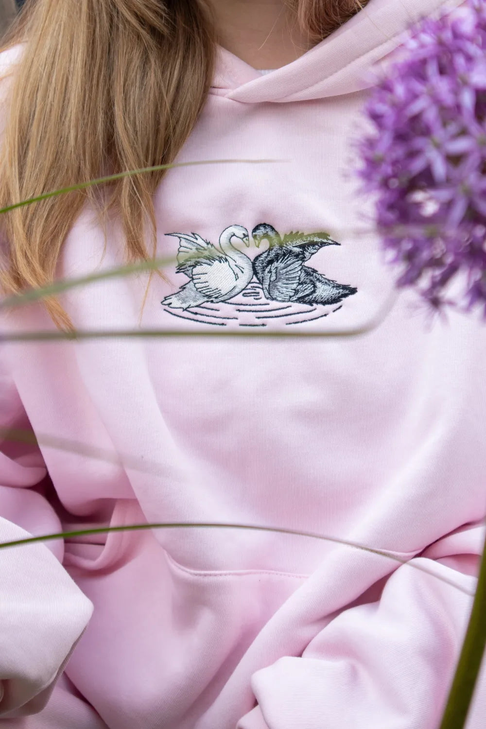 Haft białego i czarnego łabędzia