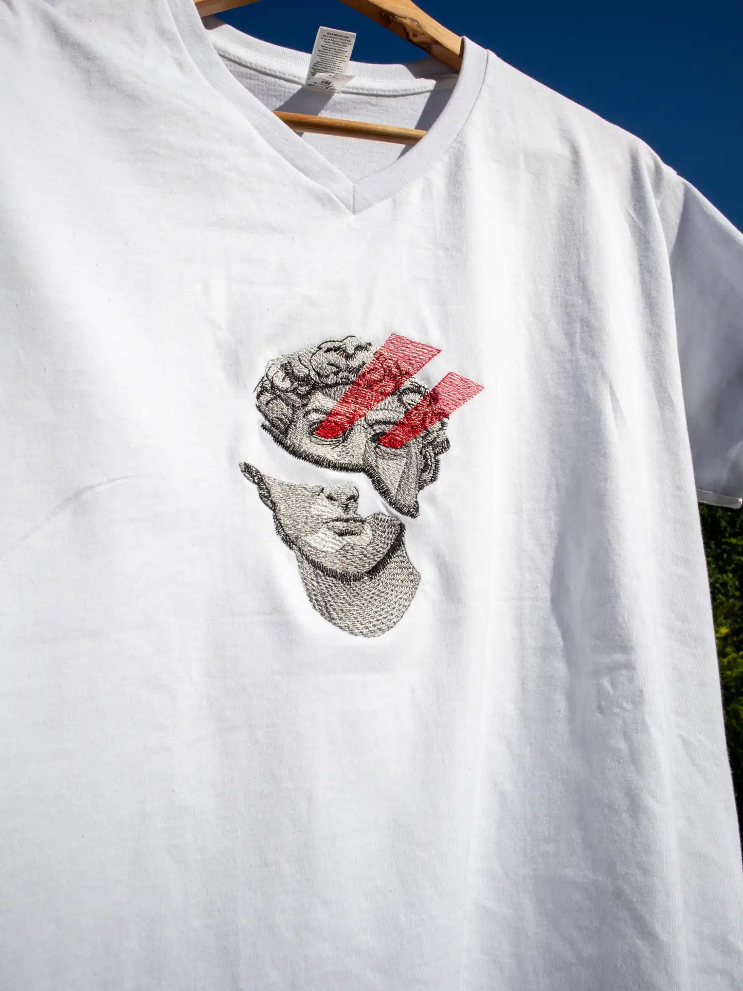 Haft głowy Davida z czerwonymi laserowymi oczami - Michał Anioł